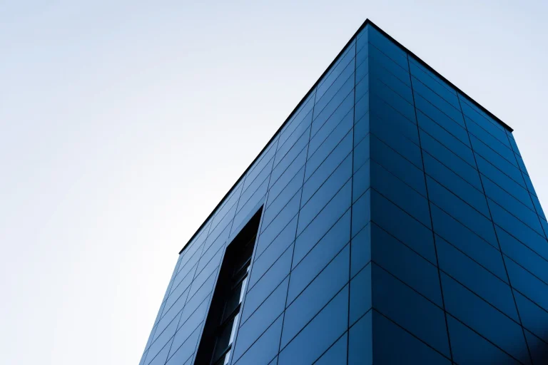 Modern bir ofis binasında dış cephe kaplama detayı